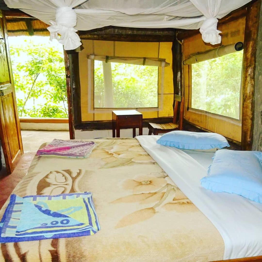 Dave The Cave Eco Lodge And Cultural Campsite Rubirizi Exterior photo